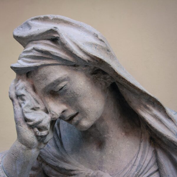 Statue faisant un facepalm