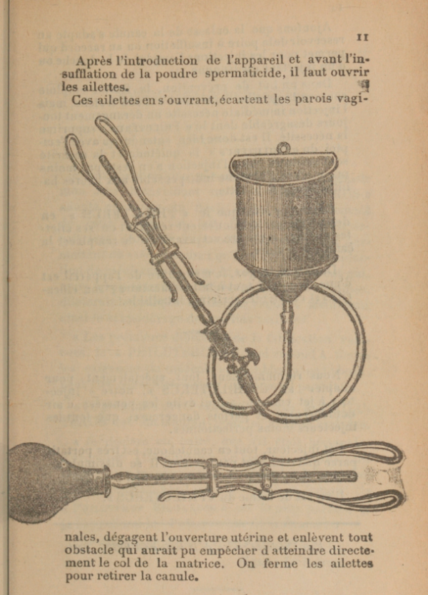 Après l'introduction de l'appareil et avant l'insufflation de la poudre spermaticide, il faut ouvrir les ailettes. Ces ailettes, en s'ouvrant, écartent les parois vaginales, dégagent l'ouverture utérine et enlèvent tout obstacle qui aurait pu empêcher d'atteindre directement le col de la matrice. On ferme les ailettes pour retirer la canule.